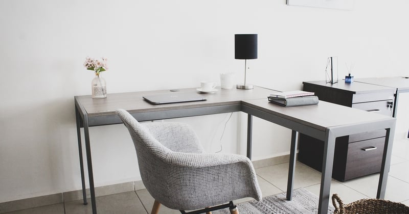 Créer un espace bureau à domicile sans pièce dédiée : 9 astuces malines